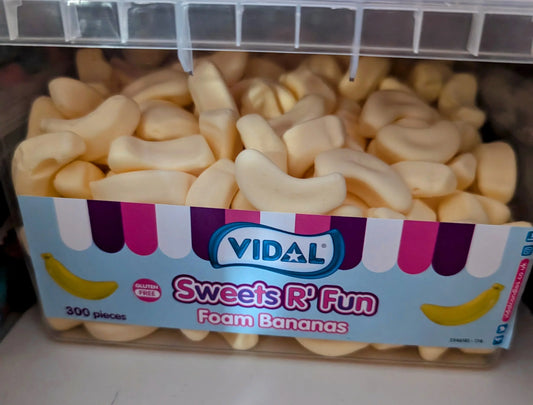 Resealable 840 g tub of Vidal foam bananas candy, approx. 300 soft banana‑flavored sweets, gluten‑free.